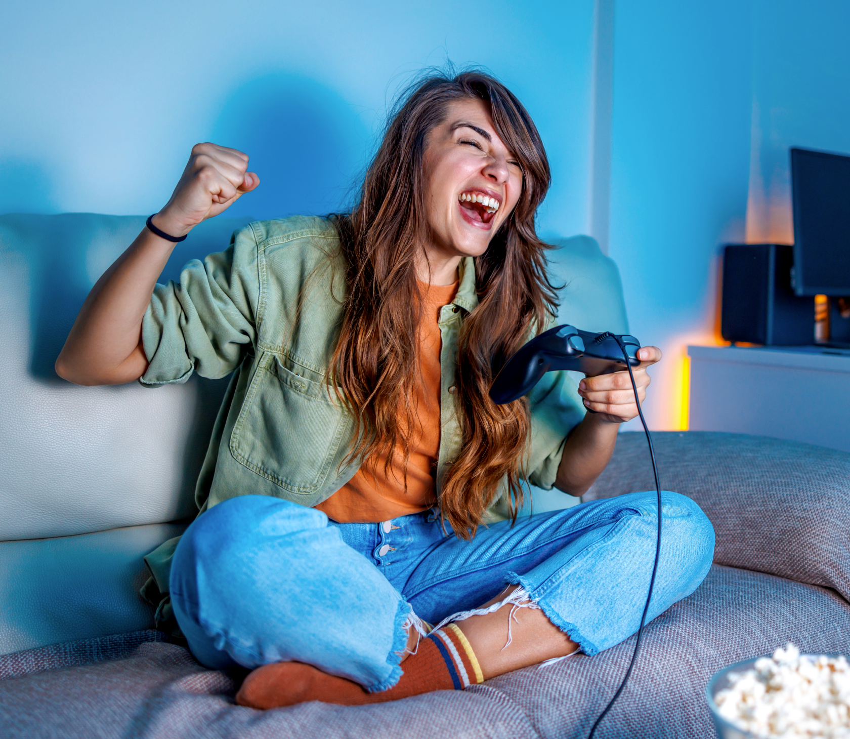 Une femme joue heureuse à la console.